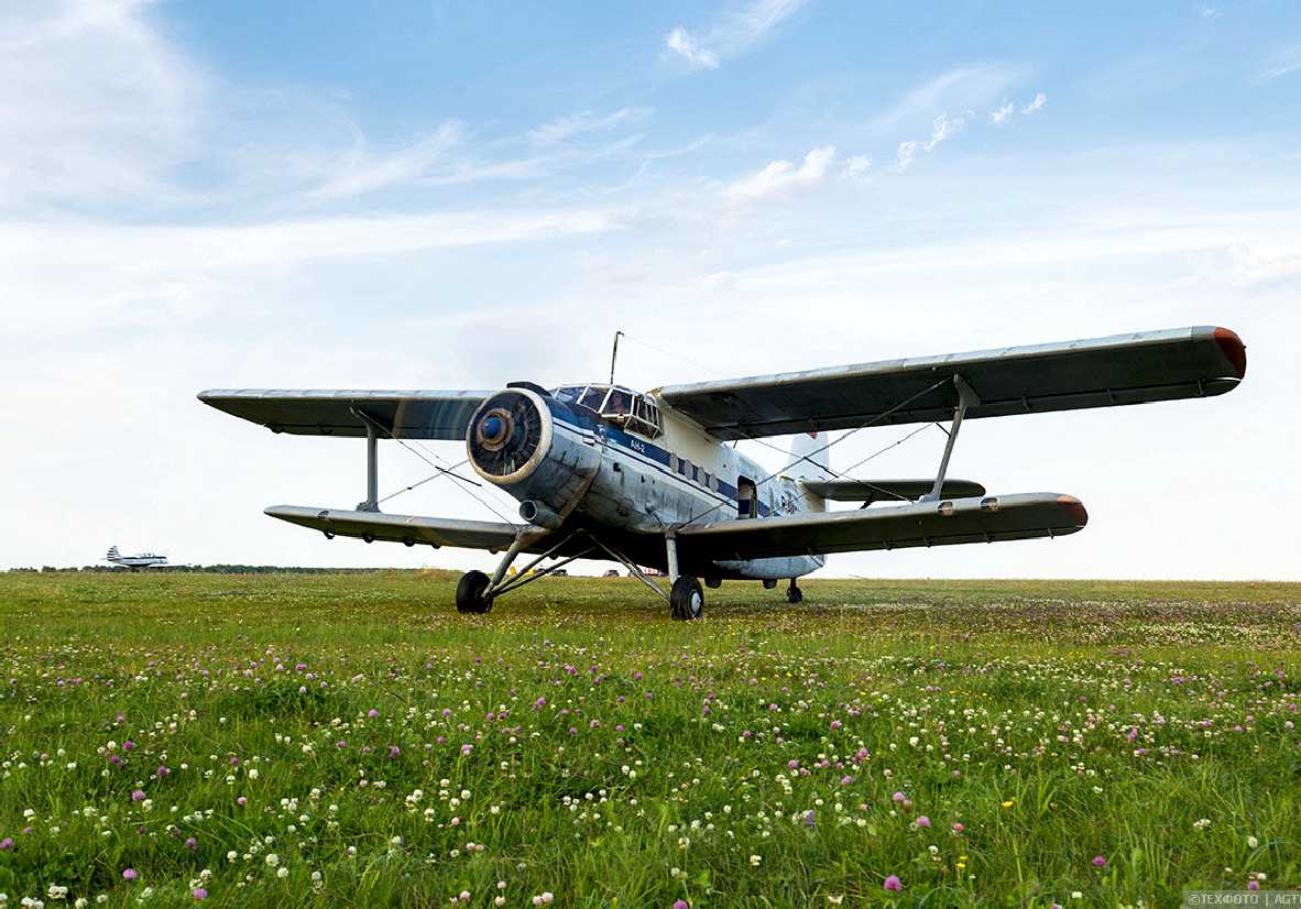 Кукурузник самолет. АН-2 биплан. Самолёт АН-2. Антонов самолет кукурузник. Кукурузник АН-2 опрыскиватель.